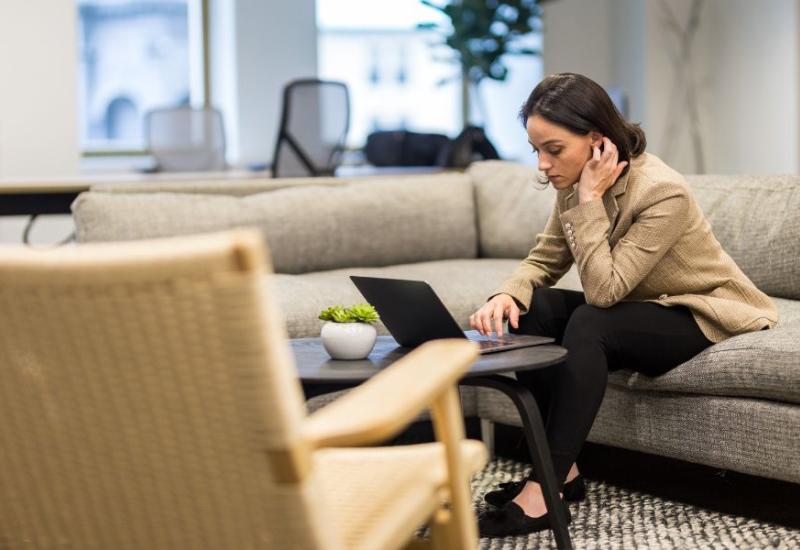 Poslovna žena za laptopom - Ovih 7 vrsta zaposlenika nikad neće napredovati na poslu